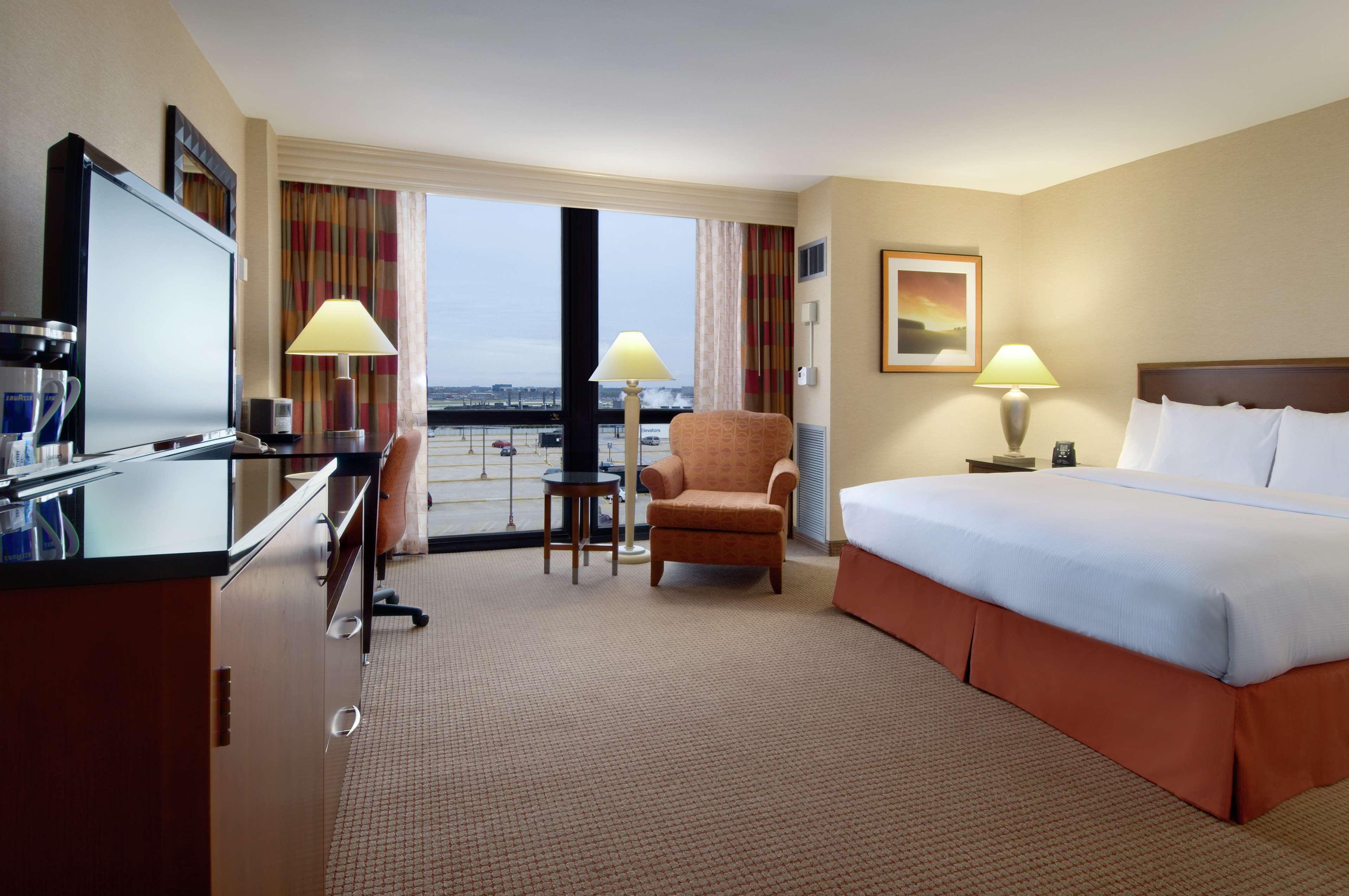 Hilton Chicago O'Hare Airport Hotel Rosemont Room photo